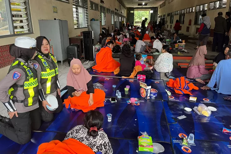 Polwan Polres Kendal saat memberikan trama healing kepada korban banjir di Posko pengungsian Dishub Kendal.  (edi prayitno/kontributor kendal)
