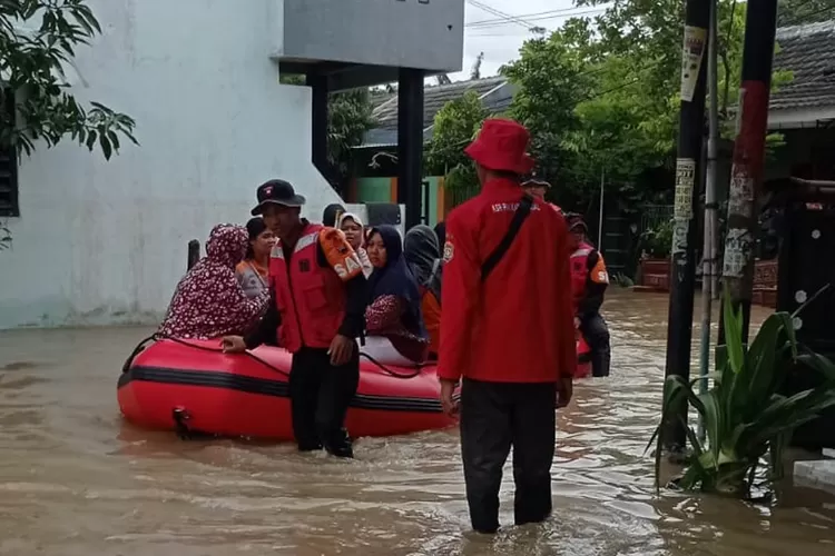 petugas PMI Kendal dan BPBD Kendal membantu warga yang ingin mengungsi. (edi prayitno/kontributor kendal)