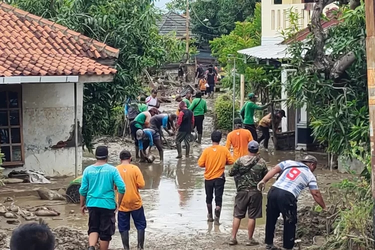  Warga bergotong royong membersihkan sisa banjir di Desa Kebonharjo Patebon Kendal.  (edi prayitno/kontributor Kendal)