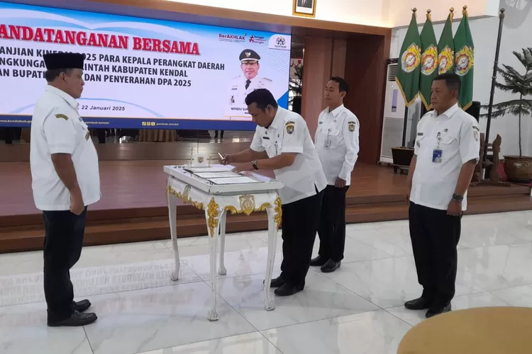 Kepala OPD menandatangani dokumen perjanjian kinerja 2025 disaksikan Wakil Bupati Kendal Windu Suko Basuki.  (edi prayitno/kontributor kendal)