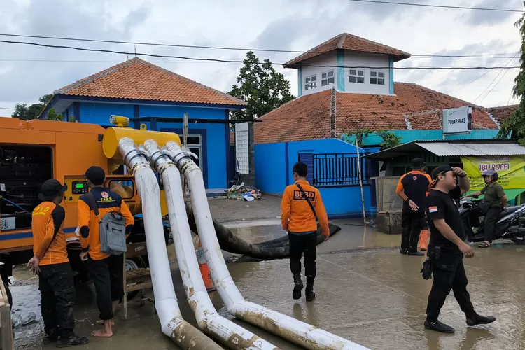 Mesin pompa penyedot air dikerahkan BPBD kendal untuk mengurangi genangan air di sejumlah titik di Desa Kebonharjo.  (edi prayitno/kontributor kendal)