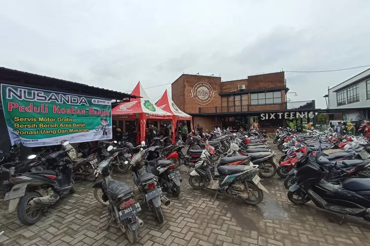 Puluhan motor korban banjir Patebon berjajar menunggu giliran diperbaiki di posko NU Peduli Kendal.  (edi prayitno/kontributor kendal)