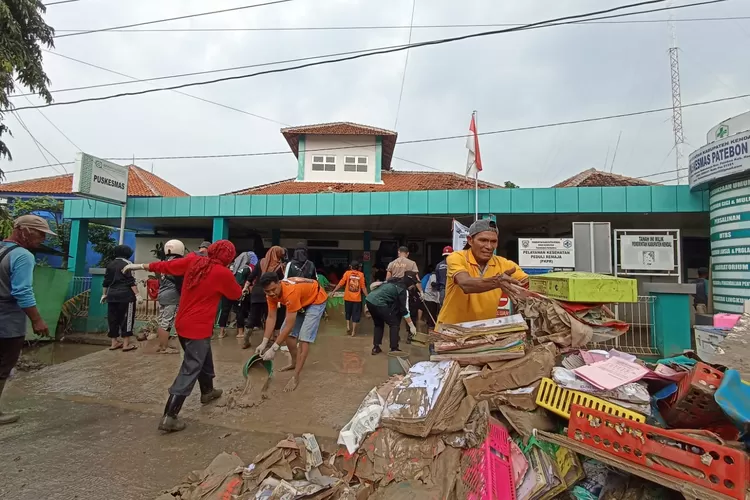 Sejumlah relawan dari berbagai instansi melakukan aksi bersih-bersih Jumat 24 Januari 2025 di Puskesmas Patebon yang terendam banjir.  (edi prayitno/kontributor Kendal)