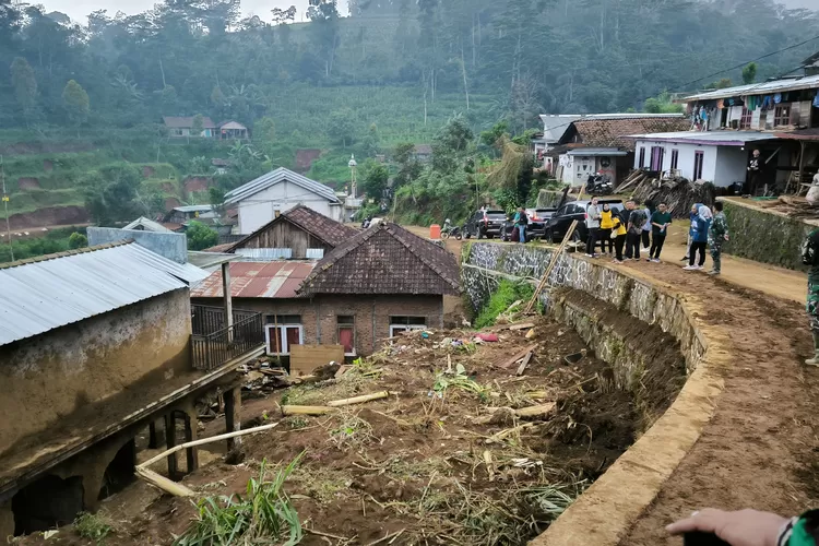  Anggota DPR RI Komisi VI melihat kondisi wilayah yang terkena longsor di Desa Tamanrejo Kecamatan Sukorejo.  (edi prayitno/kontributor kendal)