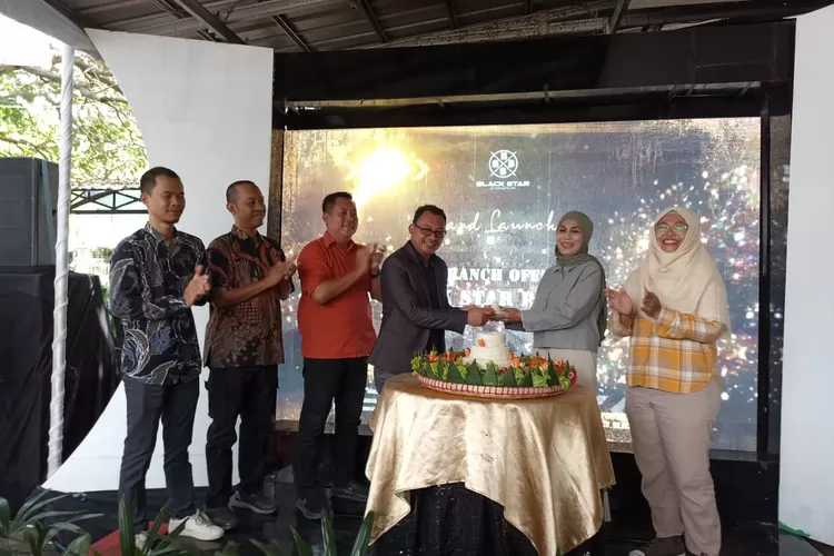  Bupati Kendal terpilih resmikan kantor CV Black Star Production di Kota Kendal Sabtu 25 Januari 2025.  (edi prayitno/kontributor Kendal)