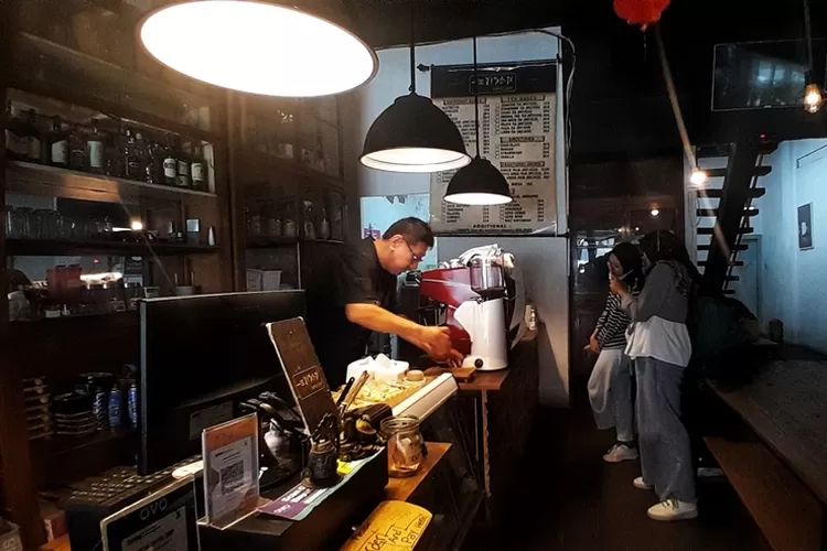 Adjie Wijaya saat sedang melayani customernya di Yisan Coffeshop Pecinan Semarang. Sebagai pemilik kedai kopi, Adjie punya proses yang panjang.  (Ayosemarang.com/ Audrian Firhannusa)