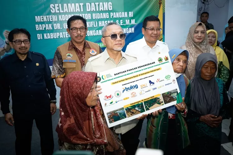 Menko Bidang Pangan Zulkifli Hasan bersama Pj Gubernur Jateng Nana Sudjana saat memberikan bantuan bahan pangan kepada korban banjir Pekalongan.  (Humas Jateng)