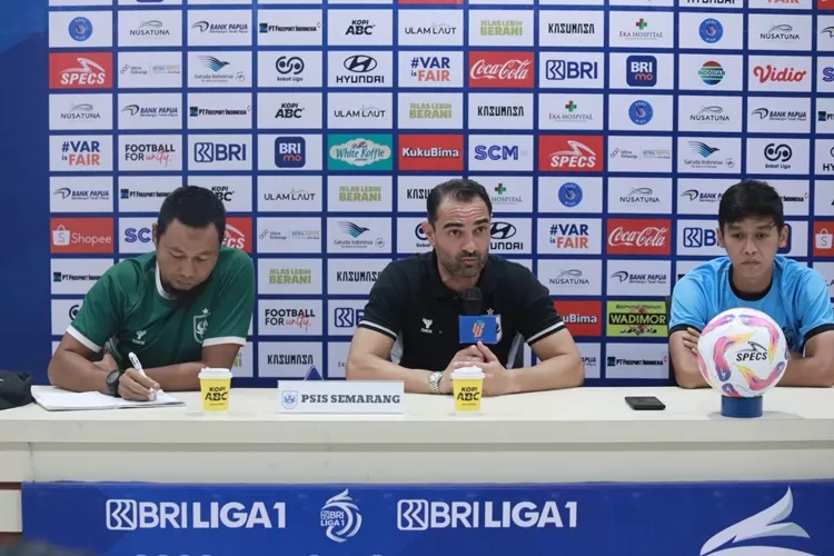 Pelatih PSIS Semarang Gilbert Agius dan Septian David dalam sesi jumpa pers. Gilbert tetap berharap mendapat poin positif saat lawan PSBS Biak.  (PSIS)