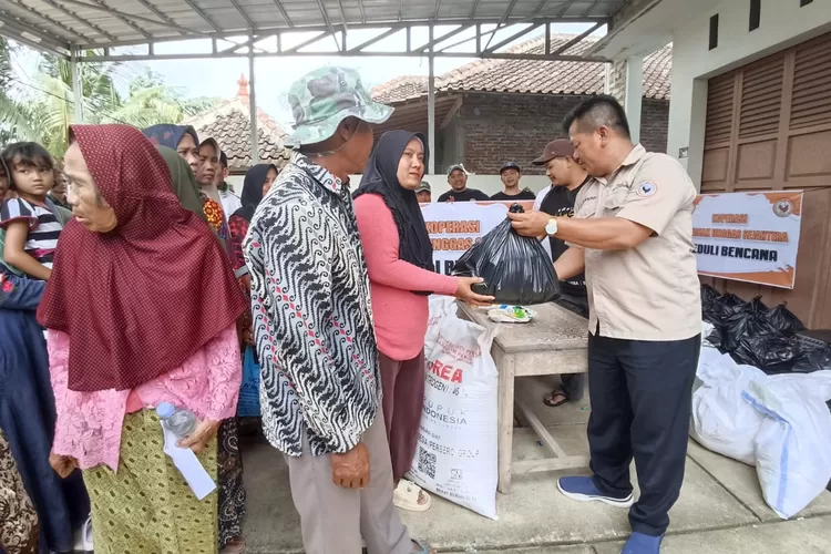  Ketua Koperasi Peternakan Unggas Sejahtera menyerahkan bantuan kepada petani yang sawahnya terdampak banjir di Desa Sidokumpul Patean &nbsp;Minggu 26 Januari 2025.  (edi prayitno/kontributor Kendal)