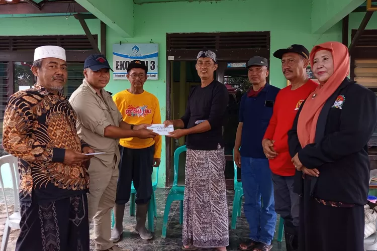 Paguyuban BPD Kabupaten Kendal Salurkan Donasi ke korban bencana banjir di desa Kebonharjo dan Lanji Patebon.  (edi prayitno/kontributor Kendal)