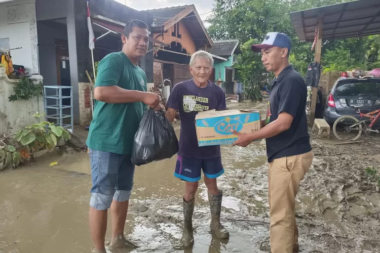  Penyerahan bantuan makanan kepada warga terdampak banjir Patebon dari DU Oemah Semoet Kendal.  (edi prayitno/kontributor Kendal)