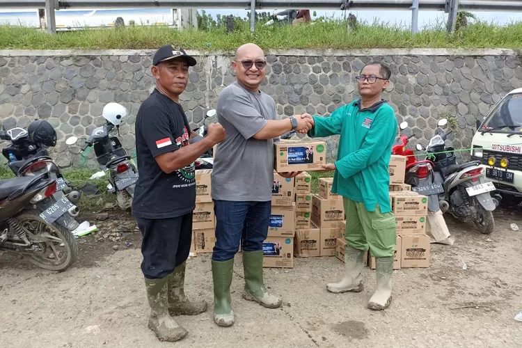  Raja Faisal Anggota Komisi XIII DPR RI menyerahkan bantuan makanan siap saji untuk warga terdampak banjir di Desa Kebonharjo Patebon Senin 27 Januari 2025.  (edi prayitno/kontributor Kendal)