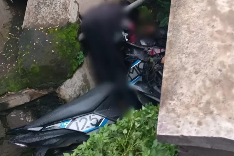 Motor milik korban kecelakaan yang terperosok ke parit di Pudakpayung Semarang.  (Istimewa)