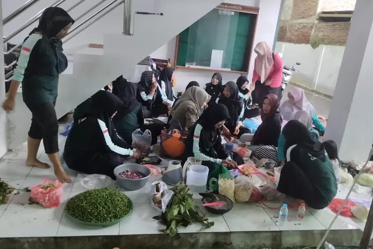  Anggota Garfa Fatayat NU Kendal memasak di dapur umum yang kembali didirikan NU peduli di Kantor PCNU Kendal.  (edi prayitno/kontributor Kendal)