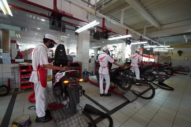 Tips Merawat Motor Listrik Honda Kesayangan Saat Musim Hujan