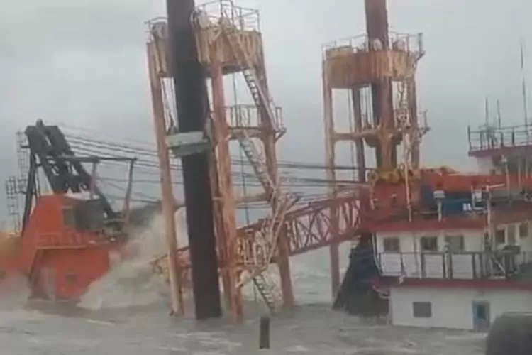 Kapal tongkang di Pelabuhan Tanjung Emas Semarang kandas karena cuaca buruk.  (Istimewa)