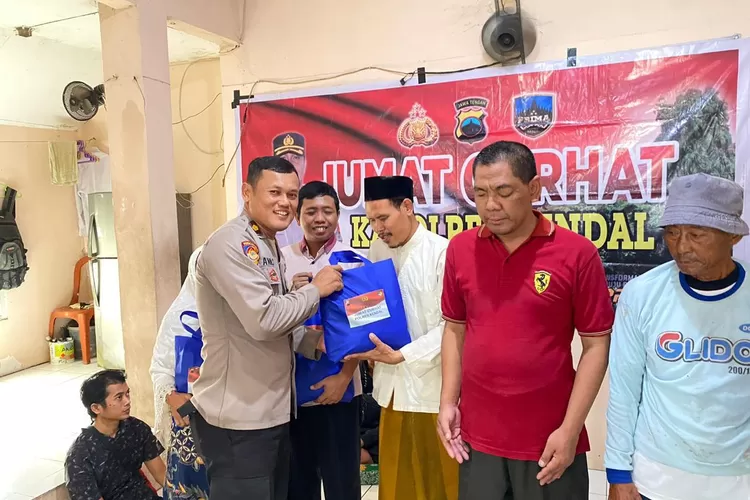 Kabanren Polres Kendal memberikan bantuan sembako kepada anggota Pertuni Kendal.  (edi prayitno/kontributor kendal)