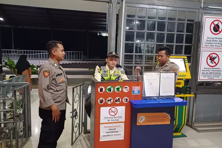  Patroli anggota Polsek Weleri ke Stasiun Weleri untuk meminimalisir dan mengantisipasi kriminalitas.  (edi prayitno/kontributor kendal)