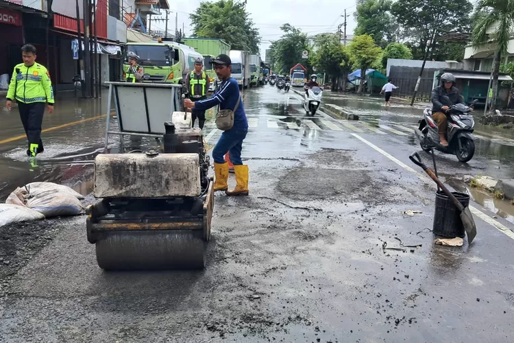  Perbaikan jalan berlubang didepan swalayan sama-sama yang tergenang banjir.  (edi prayitno/kontributor Kendal)