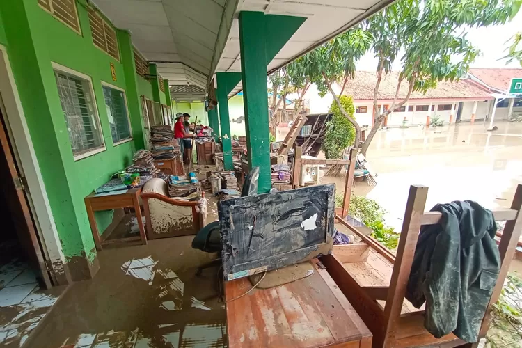 kondisi di SMP Negeri 2 Patebon paska banjir besar. (edi prayitno/kontributor kendal)