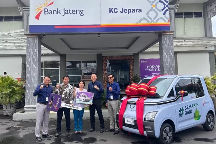 Bank Jateng Cabang Jepara menyerahkan secara simbolis hadiah Undian Tabungan Bima Periode I Tahun 2024 di Kantor Bank Jateng Cabang Jepara
