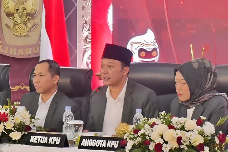 Ketua KPU Jateng Handi Tri Ujiono menetapkan Ahmad Luthfi-Taj Yasin sebagai Gubernur dan Wakil Gubernur Jateng dan mengusulkan ke DPRD untuk pelantikan.  (KPU)