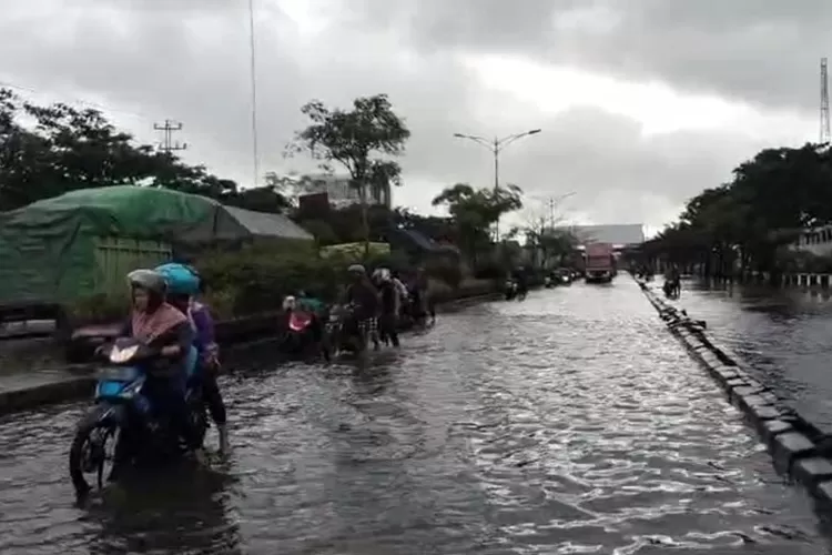 Jalan Kaligawe Semarang masih banjir usai hujan seharian pada Kamis 5 Februari 2025 lalu.  (Istimewa)