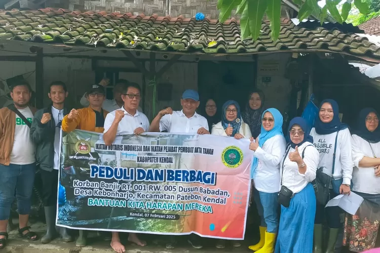  Ikatan Notaris Kabupaten Kendal memberikan bantuan kepada korban banjir di Desa Kebonharjo Patebon.  (edi prayitno/kontributor Kendal)