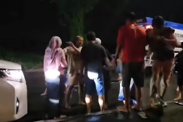 Sopir Alphard dan Mas Ogah di Kaligawe Semarang bertikai karena perkara jalan rusak.  (InfoKejadianSemarang)