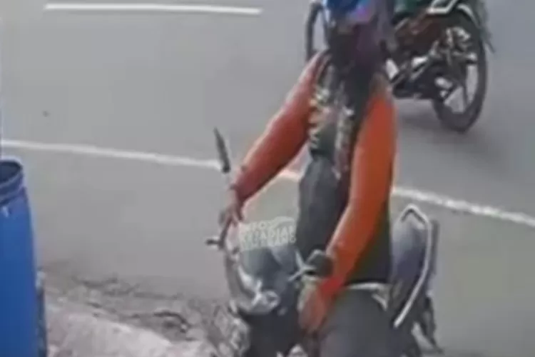 Maling di Kedai Burger Tembalang Semarang terekam kamera CCTV.  (Instagram infokejadian_semarang)