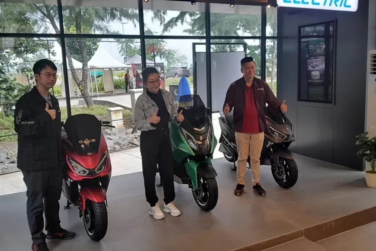 Motor Listrik produk Polytron. Jelang usia 50, Polytron memberikan diskon Rp 5 juta untuk setiap pembelian motor listrik.  (Ayosemarang.com/ Audrian Firhannusa)