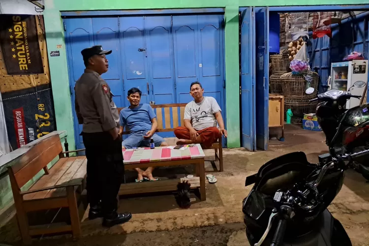 Anggota Polsek Rowosari saat melaksanakan patroli malam di titik keramaian.  (edi prayitno/kontributor kendal)