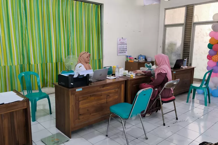 Pelayanan di Puskesmas Kendal sebelum pelaksanaan program pemeriksaan kesehatan gratis.  (edi prayitno/kontributor kendal)