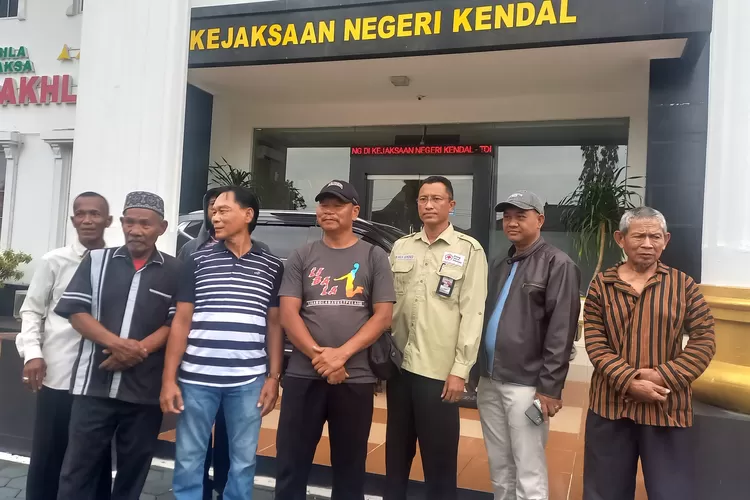 Perwakilan warga Desa Nolokerto Kaliwungu usai audiensi dengan Kejaksaan Negeri Kendal terkait  tukar guling tanah desa.  (edi prayitno/kontributor kendal)