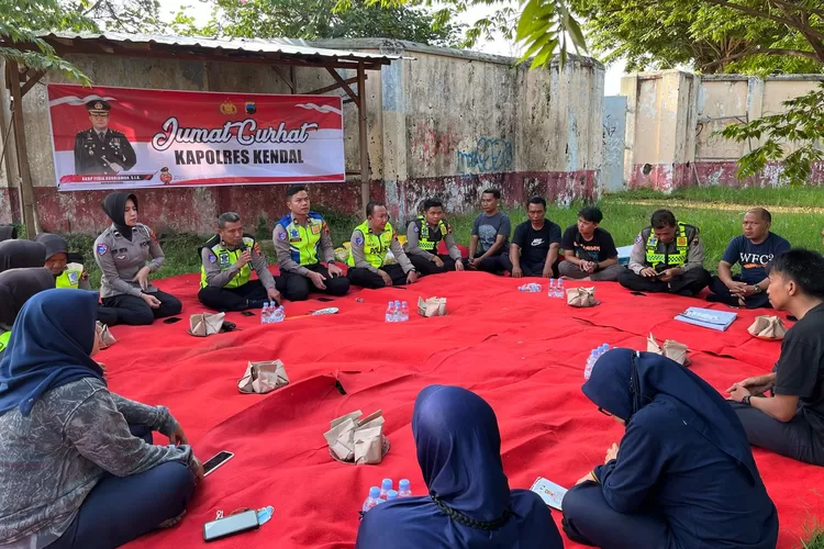 Jumat curhat Satlantas Polres Kendal bersama ojek online dan tukang becak.  (edi prayitno/kontributor kendal)
