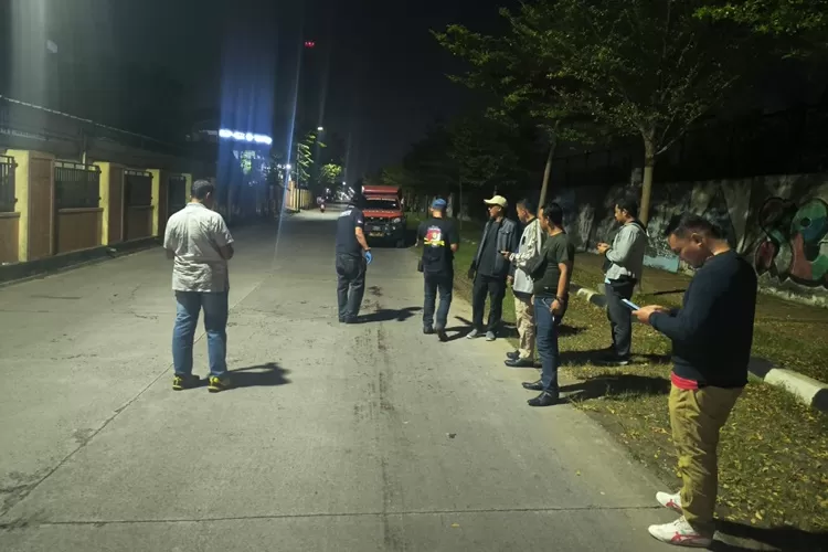 Polisi saat olah TKP lokasi duel pelajar SMK di Jalan Barito Semarang.  (Istimewa)