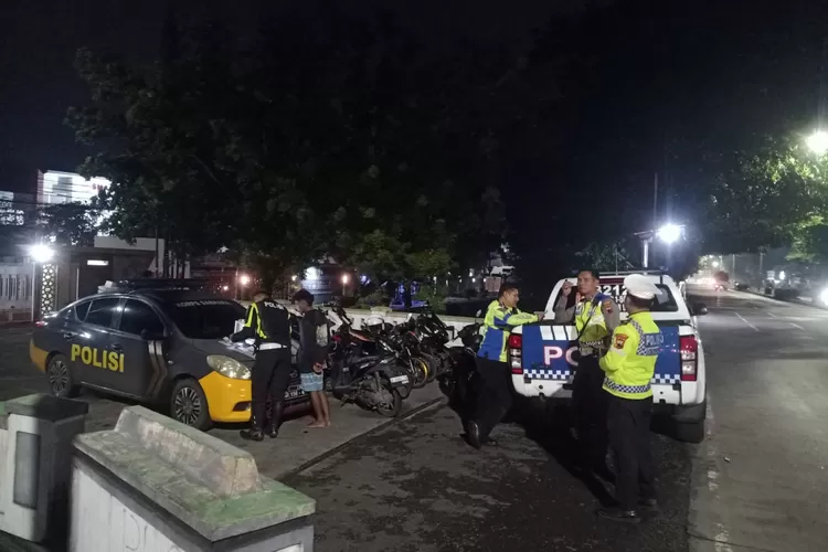  Polisi mengamankan belasan motor yang hendak melakukan balap liar di pantura Patebon, Sabtu 15 Februari 2025 dinihari.  (Dokumen polres kendal)