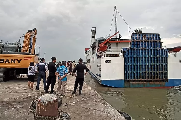 KMP Kalibodri yang sempat kandas karena kondisi alur di Pelabuhan Kendal yang dangkal akibat sedimentas.  (edi prayitno/kontributor kendal)