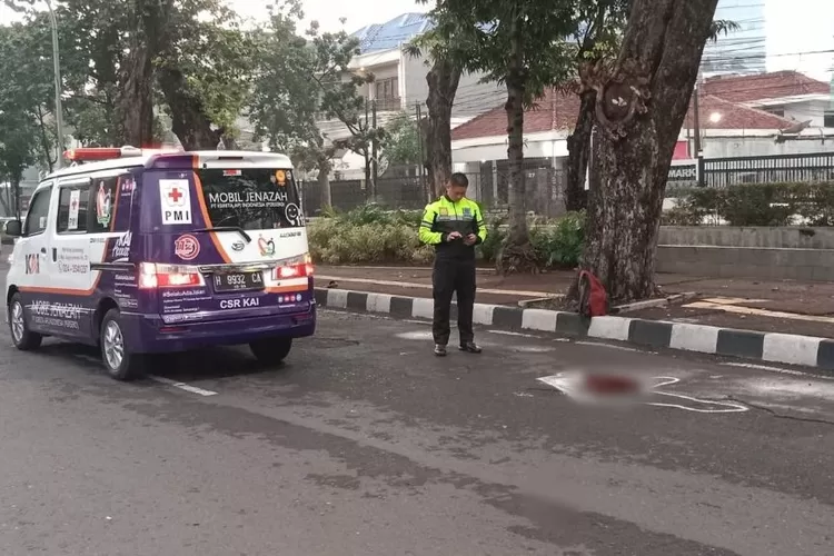 Polisi saat melakukan Olah TKP kecelakaan motor di Jalan Mayjen Sutoyo Semarang.  (Istimewa)