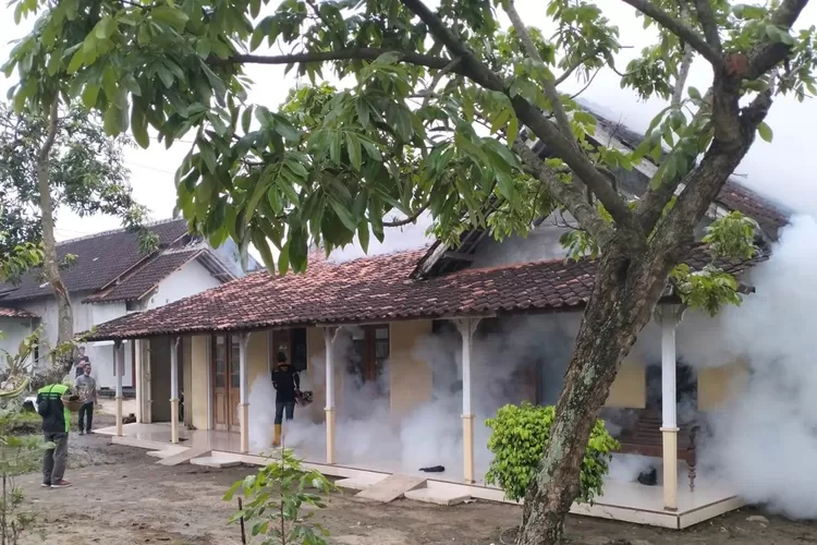 fogging di lokasi yang terdampak banjir di Kebonharjo Patebon. (edi prayitno/kontributor kendal)