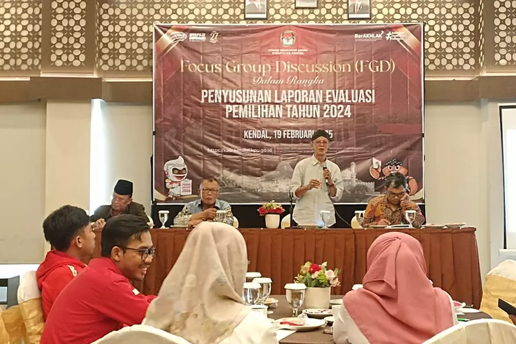 FGD dalam rangka penyusunan laporan evaluasi pemilhan umum 2024 di Sae Inn Kendal.  (edi prayitno/kontributor kendal)