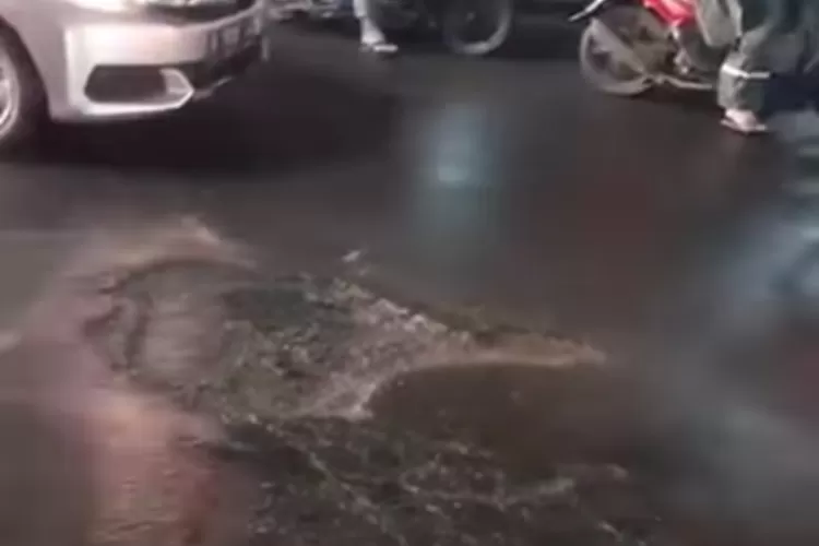 Penampakan jalan berlubang yang mengakibatkan kecelakaan di Ngaliyan Semarang (Instagram im.semarang_official)
