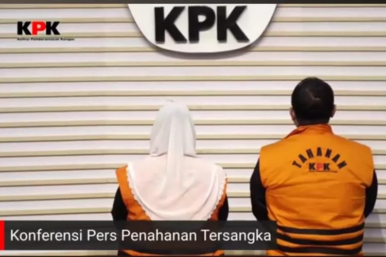 Wali Kota Semarang Mbak Ita dan  Alwin Basri mengenakan rompi oranye KPK. 