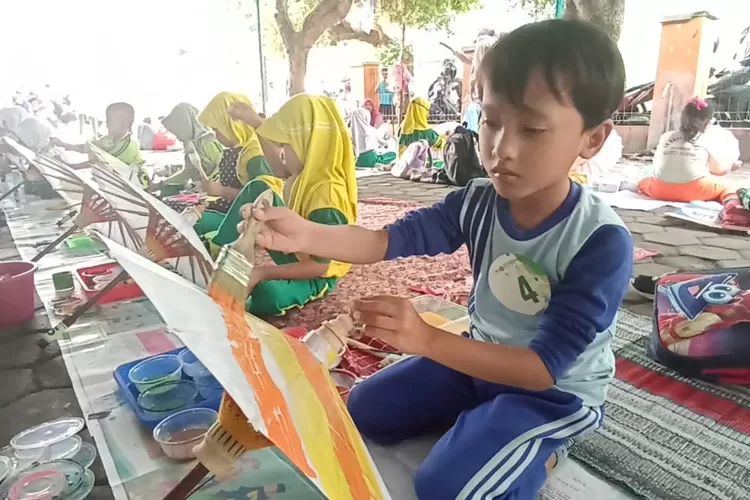 Salah satu peserta lomba lukis payung kertas dalam rangka Harlah MI NU 56 Krajan Kulon Kaliwungu.  (edi prayitno/kontributor Kendal)