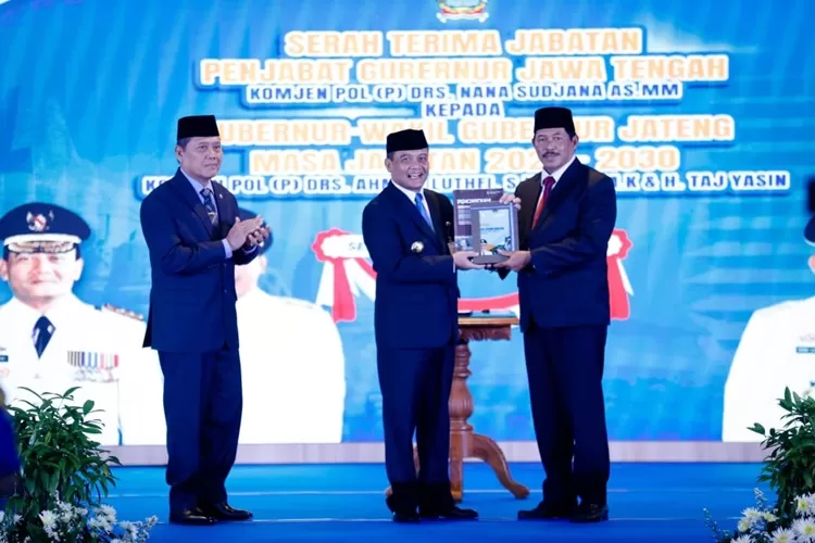 Gubernur Jateng Ahmad Luthfi menerima serah terima jabatan dari Nana Sudjana. Luthfi tak sabar turun ke masyarakat.  (Humas Jateng)