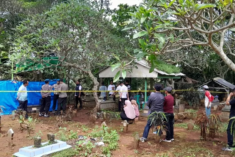 Pembongkaran makam Darso di Mijen Semarang. Polisi sudah tetapkan tersangka.  (Ayosemarang.com/ Audrian Firhannusa)