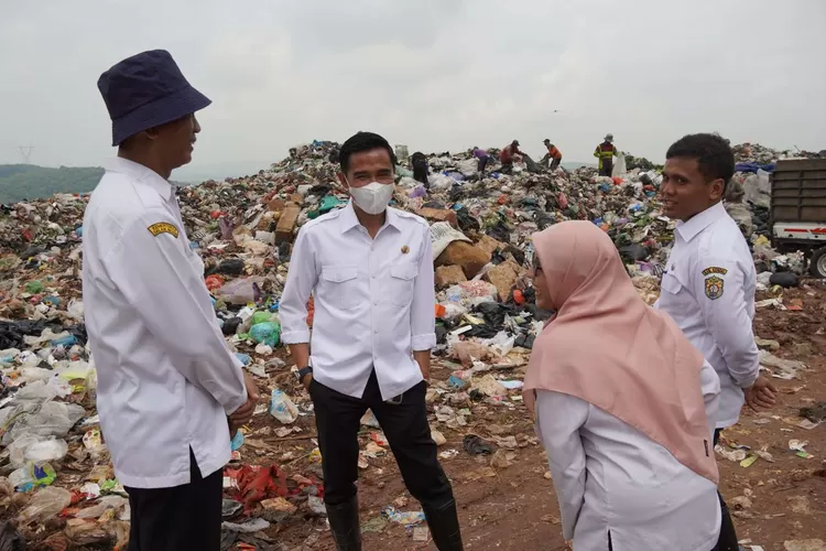 Wakil bupati Kendal Benny Karnadi saat meninjau TPA Darupono Rabu 26 Februari 2025.  (edi prayitno/kontributor kendal)