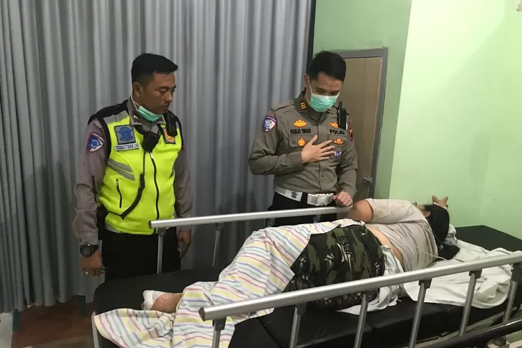 Kasat lantas Polres Kendal saat menjenguk korban luka di RSUD Soewondo Kendal.  (dokumen)