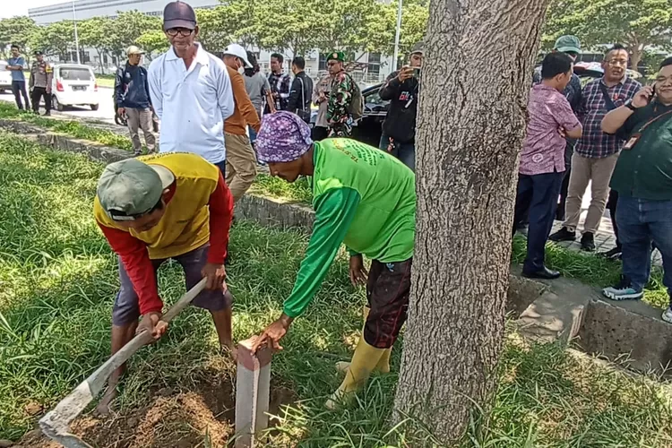 Pemasangan patok tanda batas tanah yang disengketakan di Desa Wonorejo Kaliwungu Kamis 27 Februari 2025.  (edi prayitno/kontributor Kendal  &nbsp;)