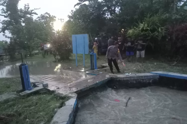 Polisi menunjukan lokasi korban tenggelam di saluran sungai Giling Desa Cepiring.  (edi prayitno/kontibutor Kendal)